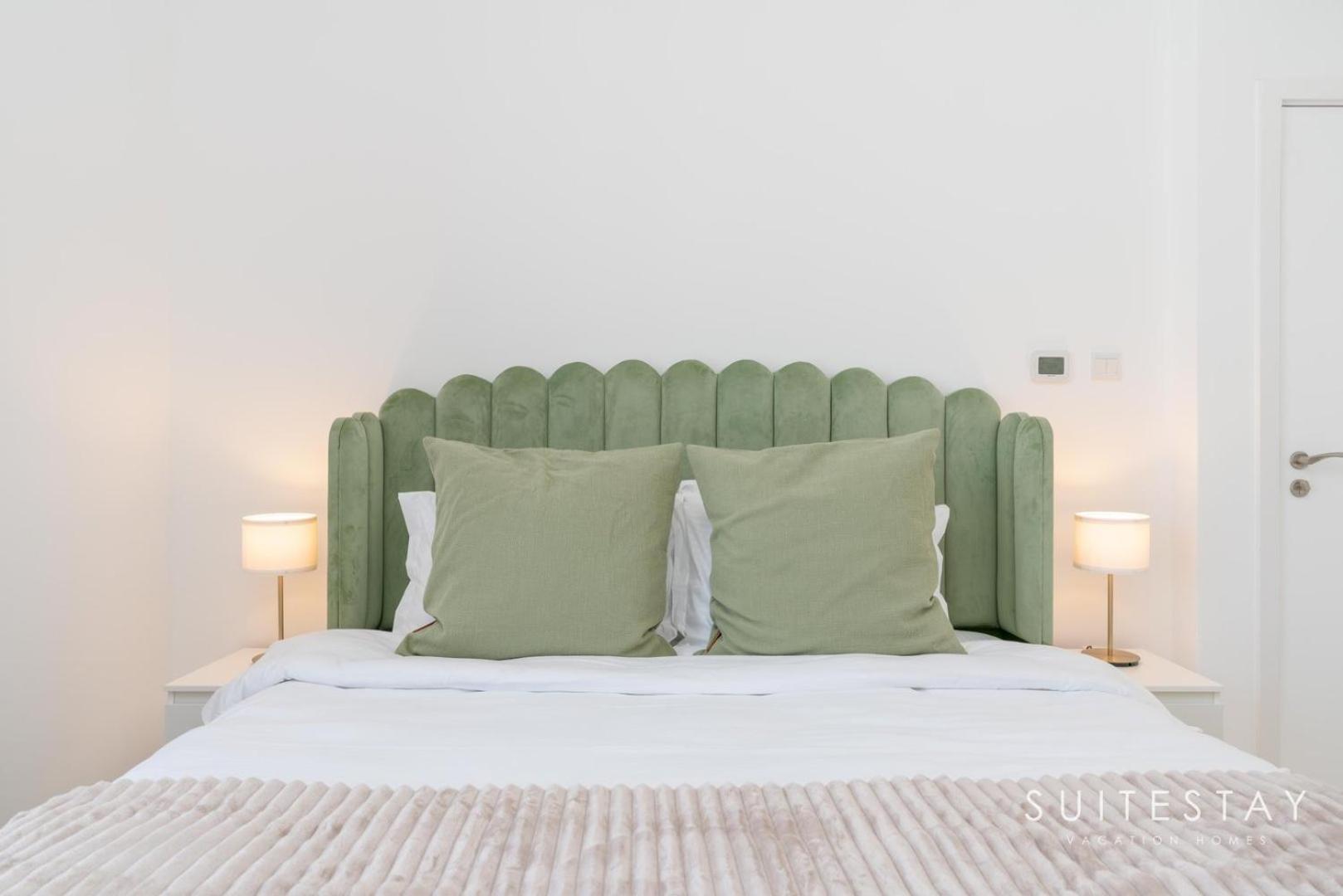 Stylish Living In A Vibrant Modern Dubai