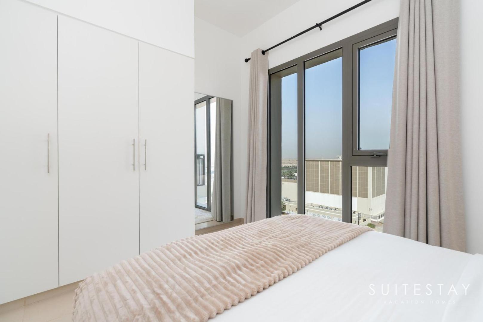 Apartment Stylish Living In A Vibrant Modern Dubai