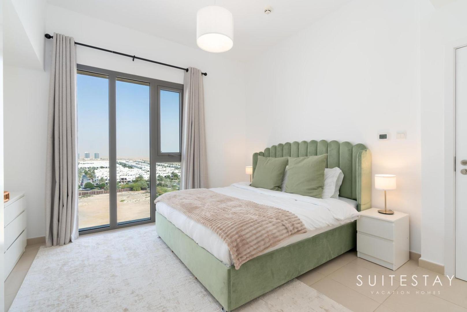 Stylish Living In A Vibrant Modern Apartment Dubai
