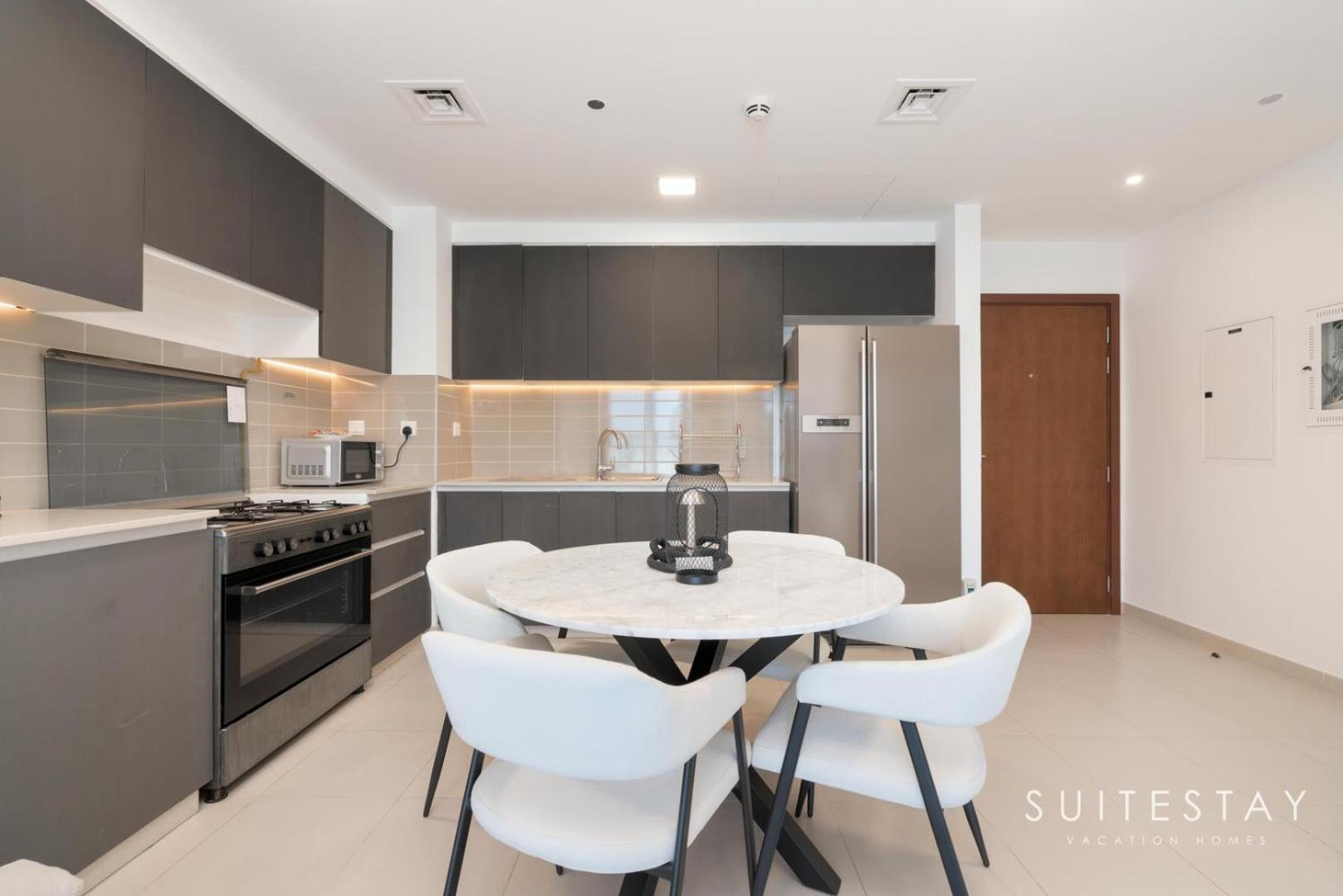 Stylish Living In A Vibrant Modern Apartment Dubai